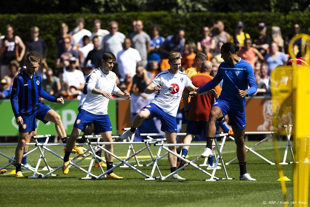 Oranje traint met nagenoeg complete selectie in opvallende shirts