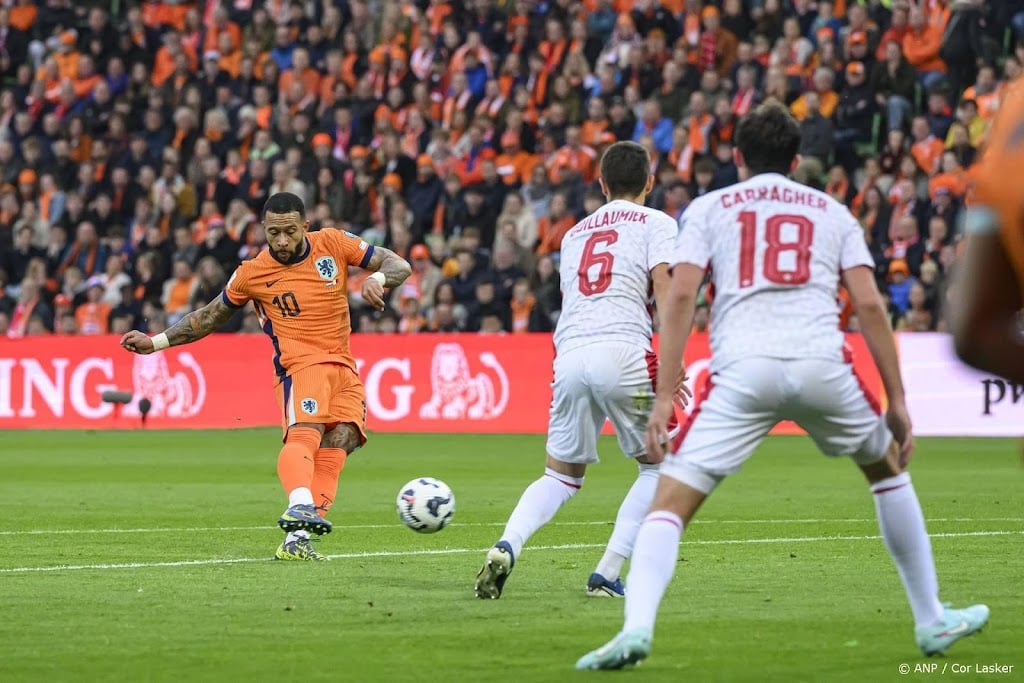 Scorende Depay evenaart record Van Persie bij Oranje