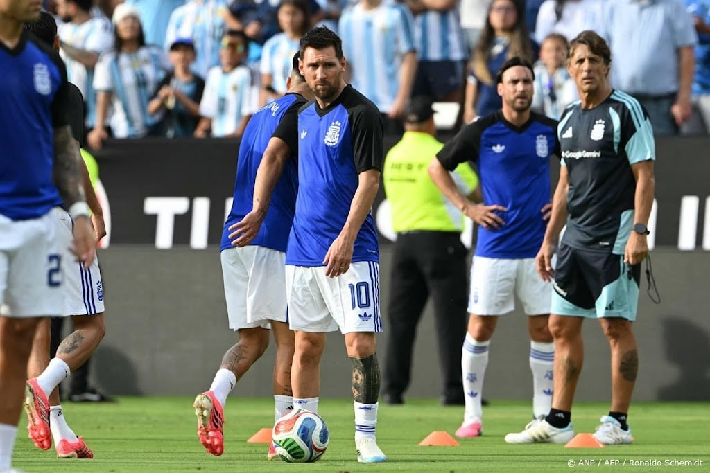 Scorende Messi maakt rentree bij oefenzege Argentinië op IJsland