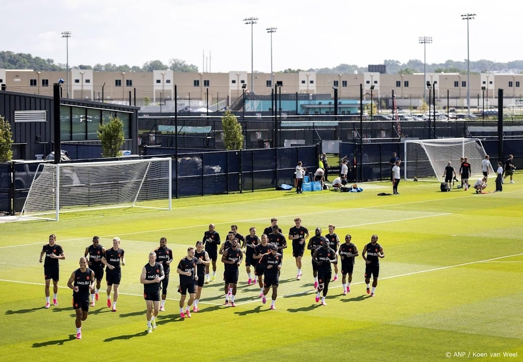 Oranje traint voor 1500 enthousiaste fans voor WK-duel met Japan 