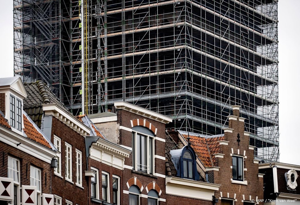 Lift naast 'ingepakte' Domtoren brengt bezoeker naar boven