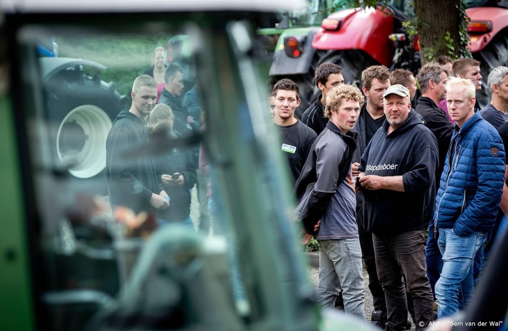 Boeren demonstreren bij CBL in Leidschendam