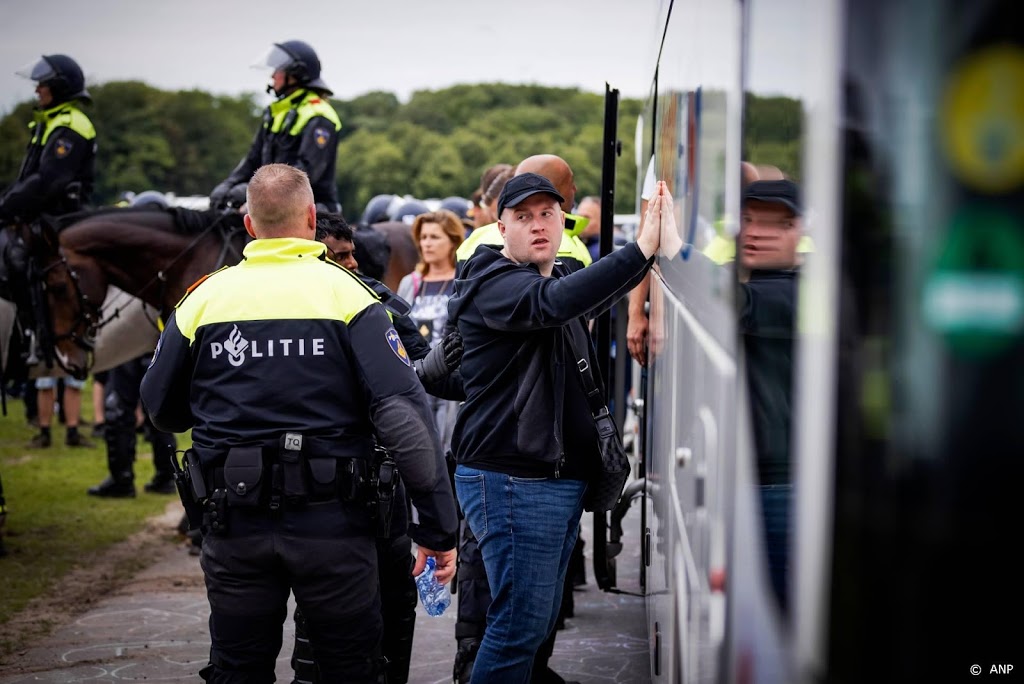 Politie Den Haag tegen relschoppers: Meld je of je komt op tv