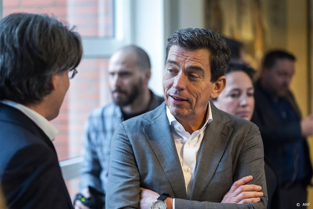 Sondag blijft half jaar langer aan als interim-topman Schiphol