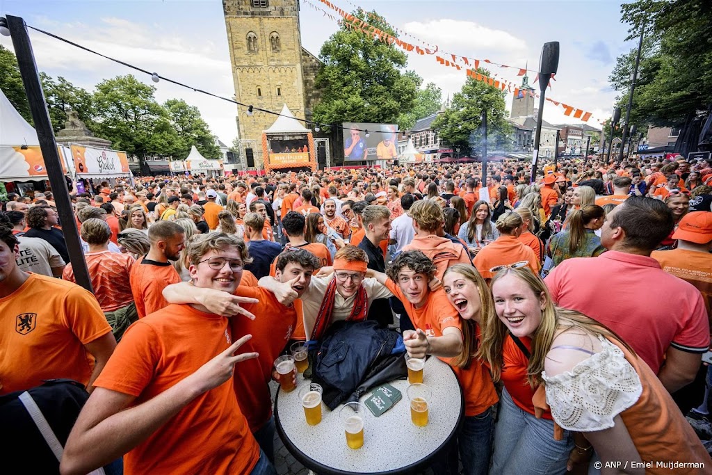 Drukte bij grote schermen die EK-wedstrijd tonen