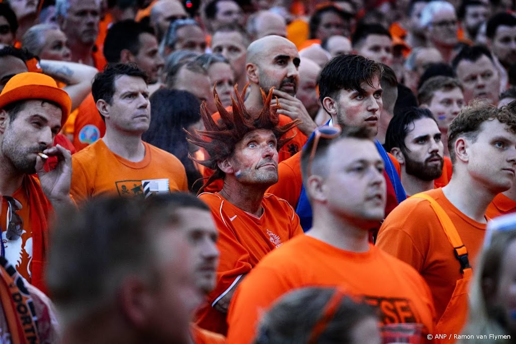 Teleurstelling en boegeroep in fanzone Dortmund