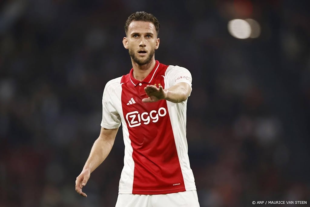 Ajax ontbindt contract middenvelder Van den Boomen