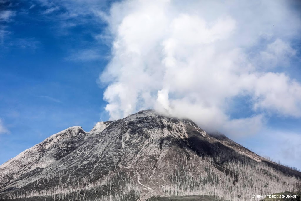 Indonesische vulkaan spuwt aswolk 5 kilometer de lucht in