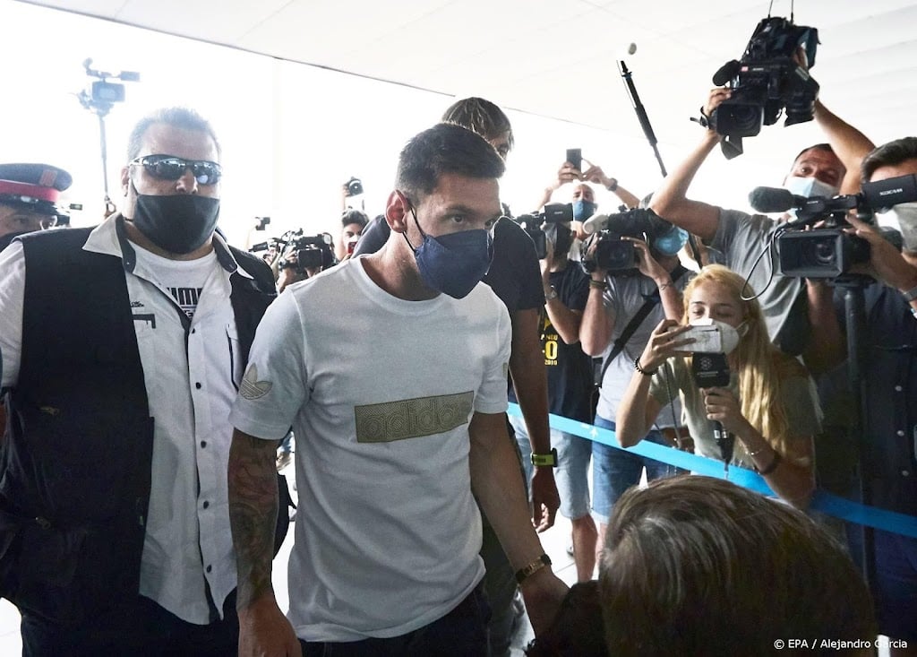 Messi landt vanuit Barcelona op vliegveld Parijs