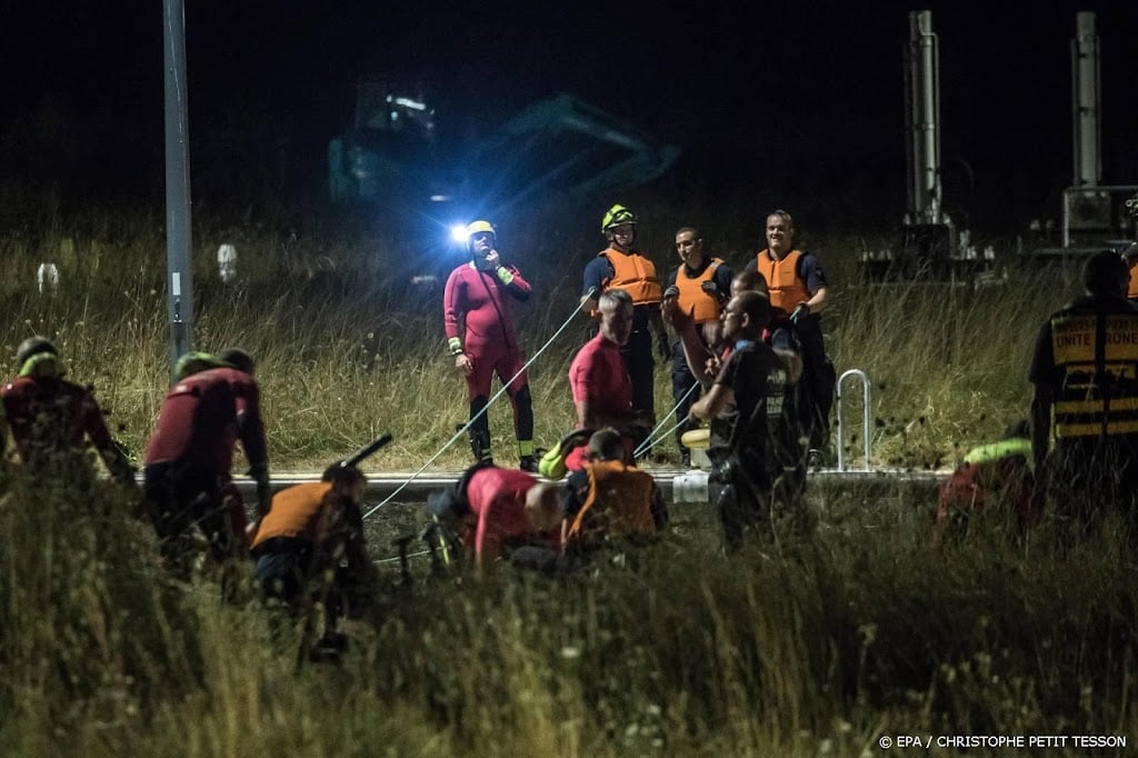 Witte dolfijn die in de Seine zwom is uit het water gehaald