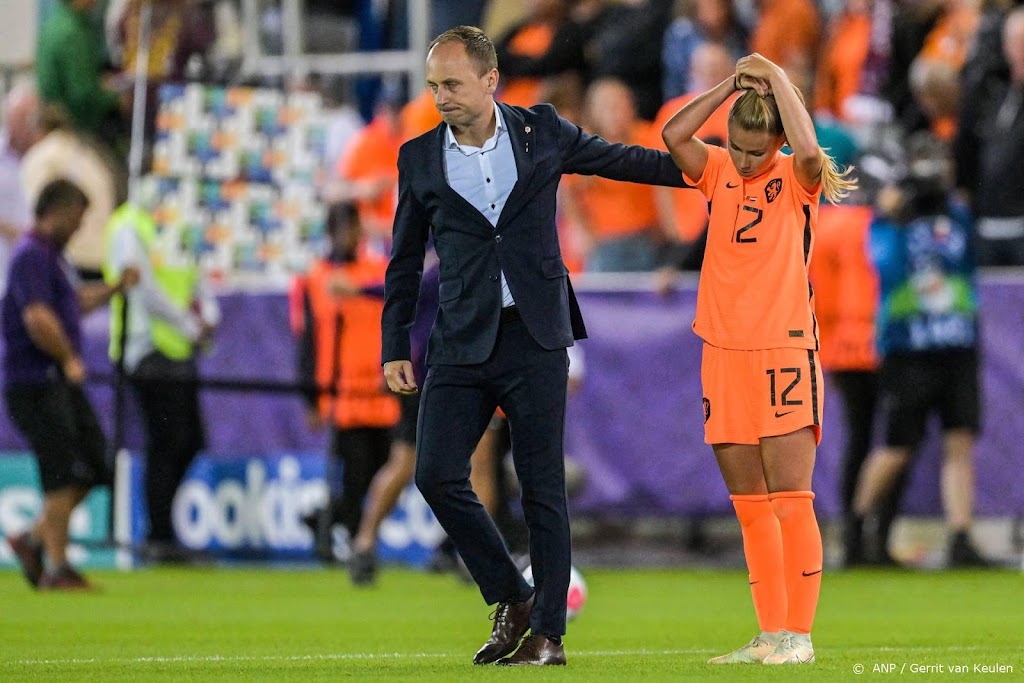 Bondscoach Parsons vertrekt bij voetbalsters van Oranje