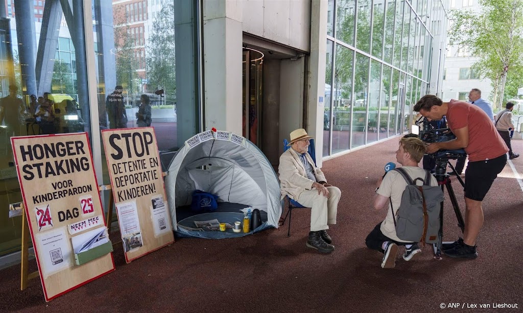Hongerstaker bij IND-gebouw stopt na dertig dagen met actie