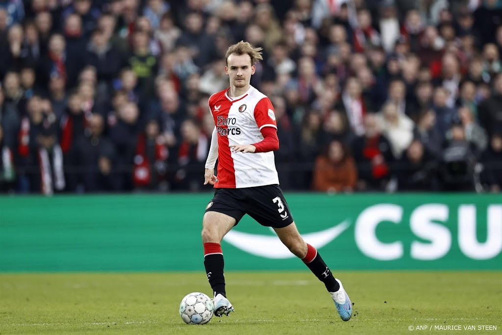 Feyenoorder Beelen haakt af in warming-up, Kasanwirjo speelt 