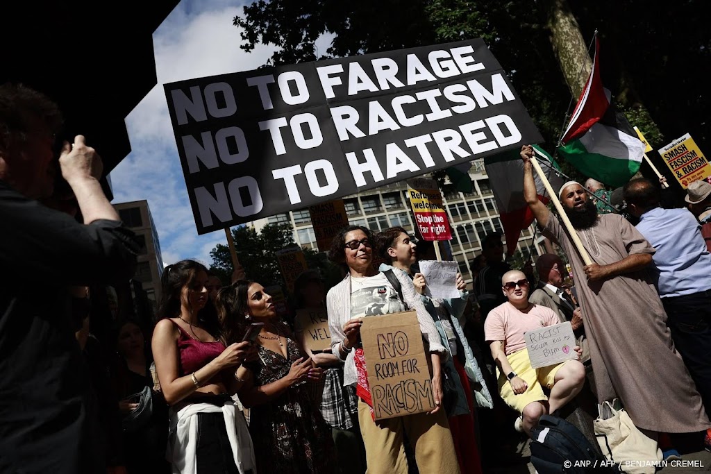 Honderden Britten demonstreren voor partijkantoor Farage