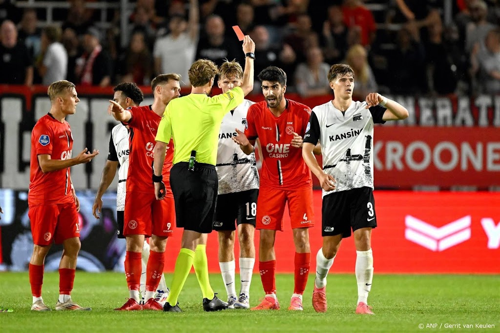 Tiental AZ boekt kleine zege op negental Almere City