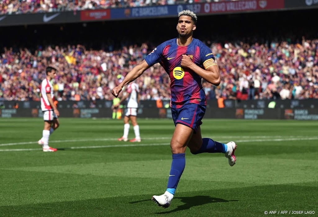 Liverpool huurt verdediger Araújo van FC Barcelona 