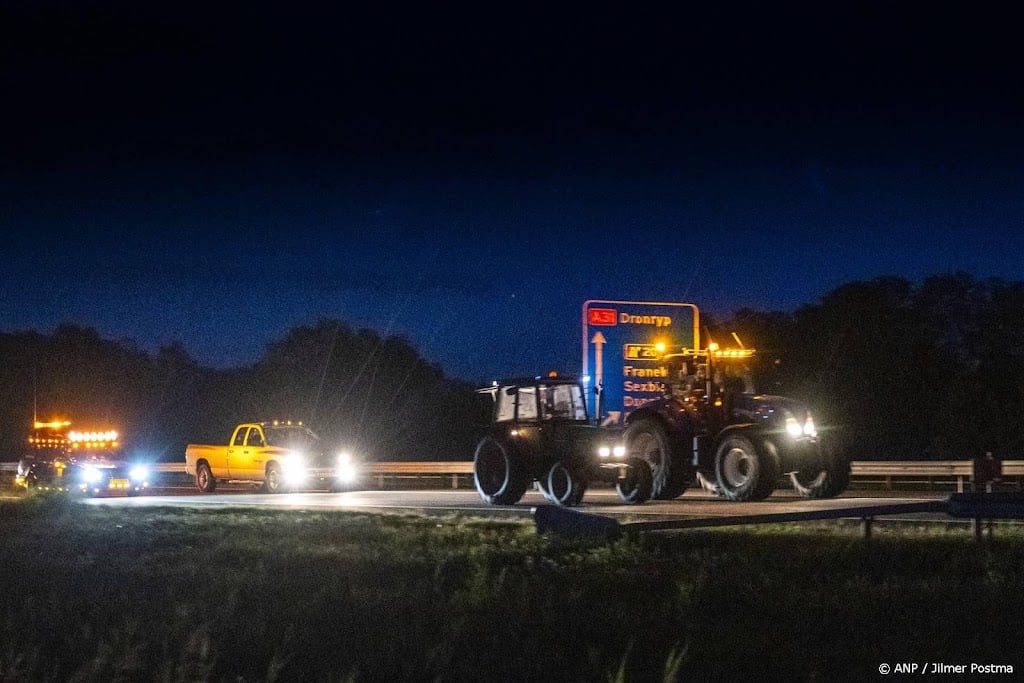 Demonstrerende boeren rijden over snelweg in Friesland