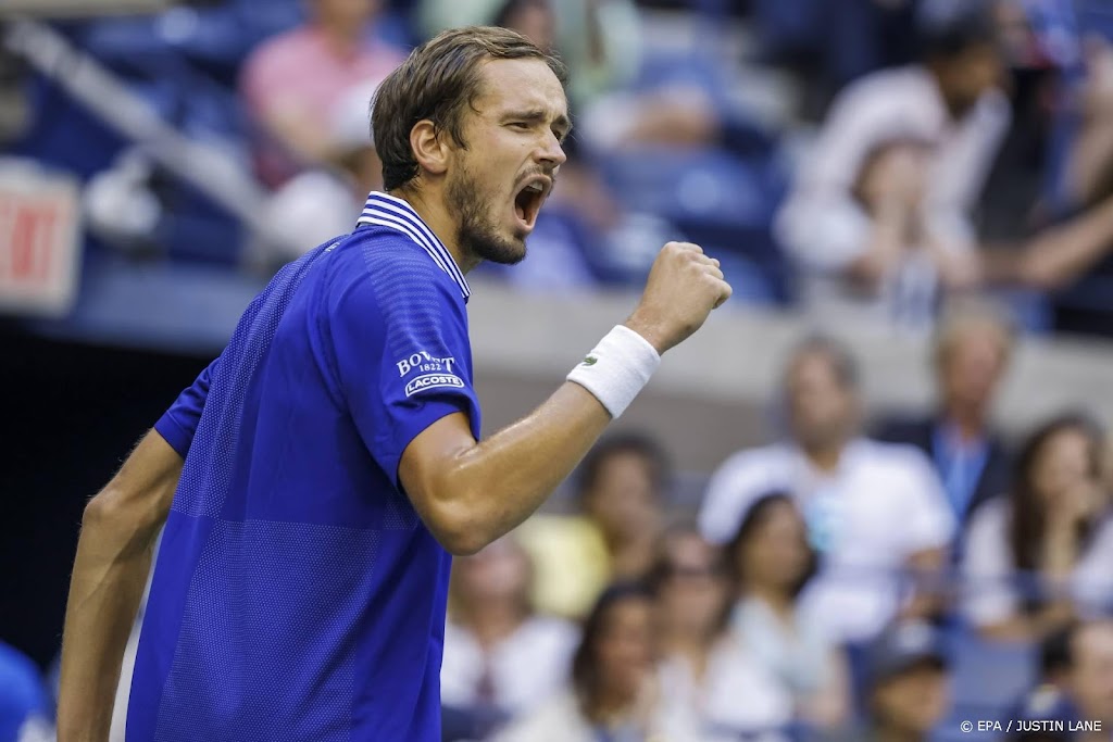 Medvedev verslaat Auger-Aliassime in drie sets en bereikt finale