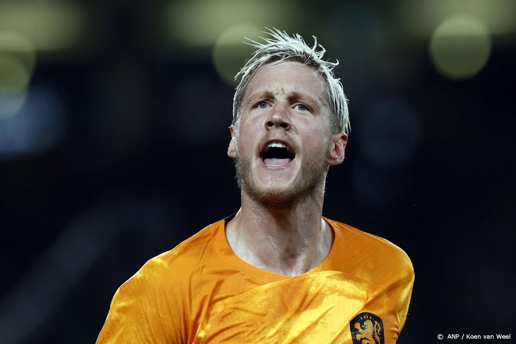 Spits Weghorst speelt 25e interland en ontvangt zilveren schaal