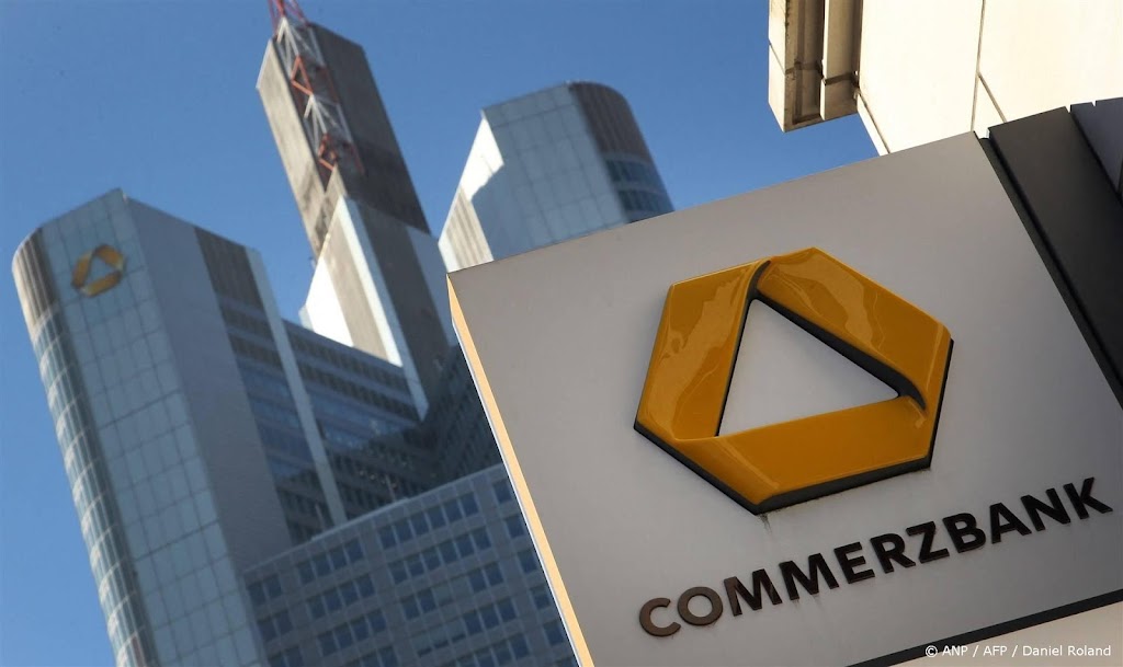 Duitsland begint verkoop belang in Commerzbank, topman vertrekt