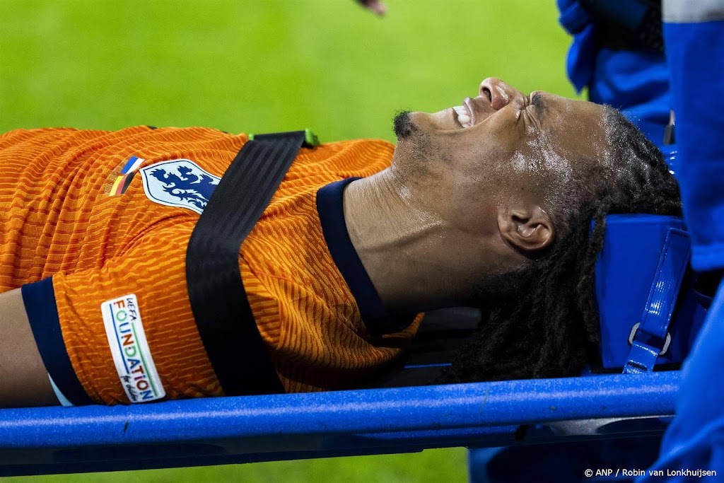 Verdediger Aké valt kort voor rust uit bij Oranje met blessure