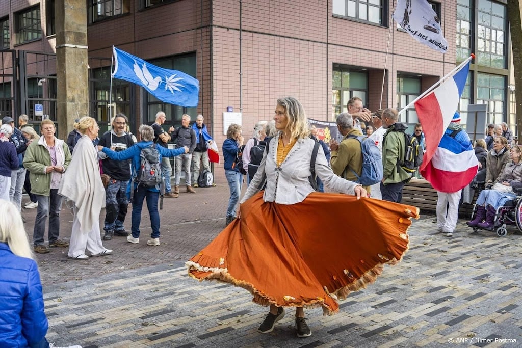 Tientallen demonstranten bij eerste zitting tegen soevereinen