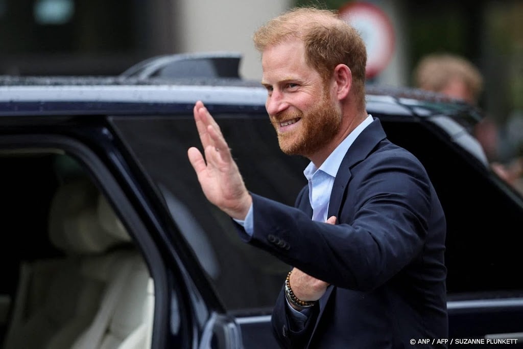 Harry arriveert bij Clarence House voor ontmoeting met Charles