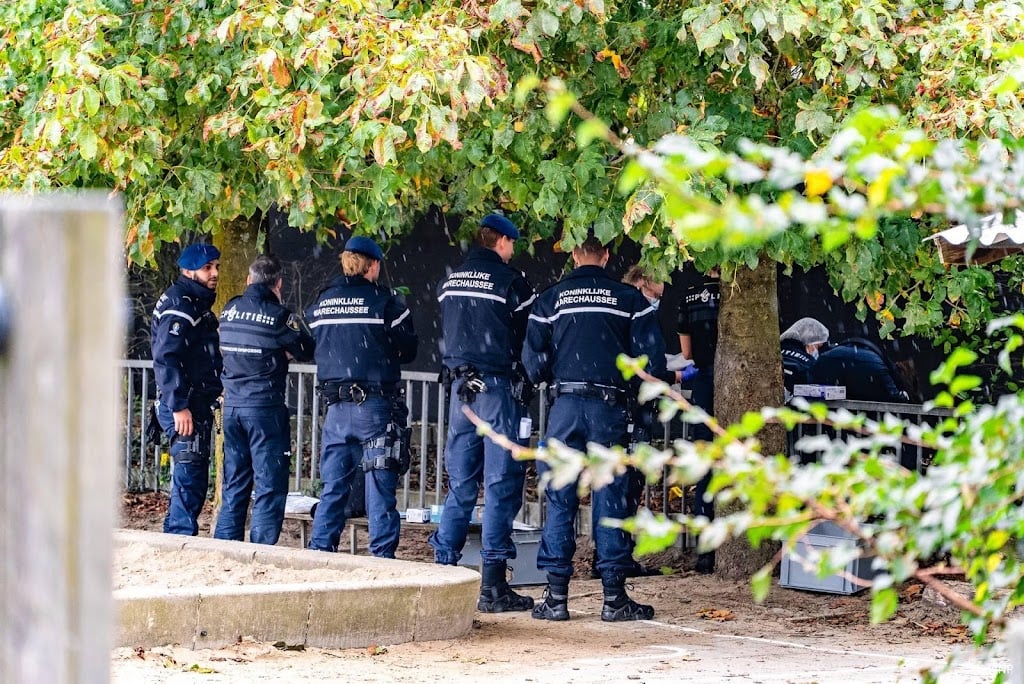 Politie zoekt extra bij scholen Overasselt na vondst vuurwapens