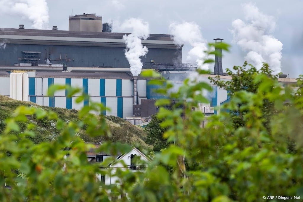 RIVM: neergedaald stof rond Tata Steel iets minder vervuild