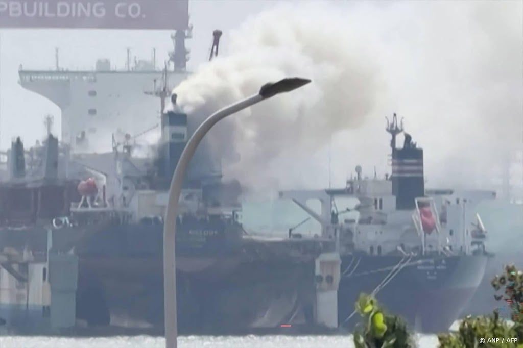 Dodental loopt op na brand op vrachtschip in China
