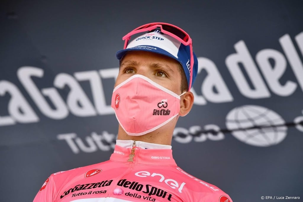 Dowsett wint achtste Giro-etappe na solo, Almeida houdt roze trui
