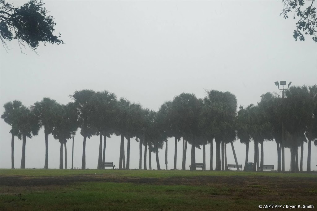 Orkaan Milton trekt na Florida over Atlantische Oceaan 