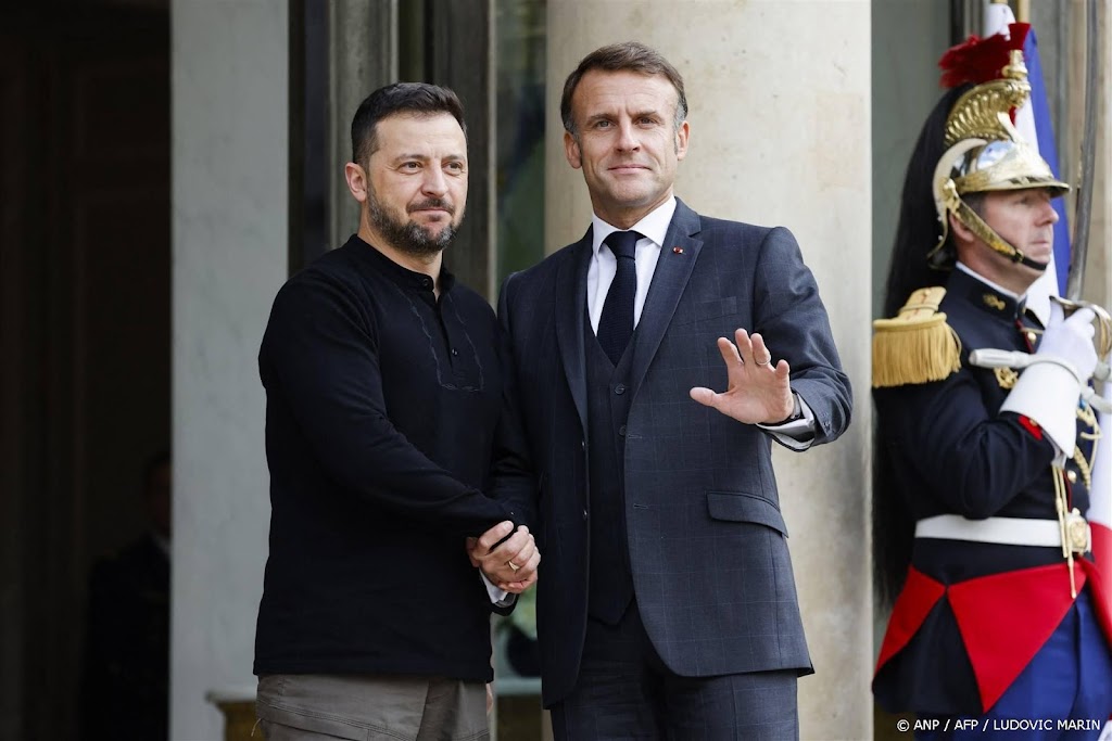 Zelensky aangekomen in Parijs voor overleg met Macron