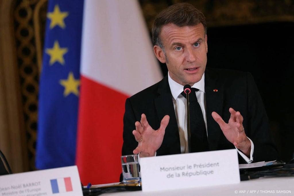 Macron roept partijleiders bijeen voor overleg over premier