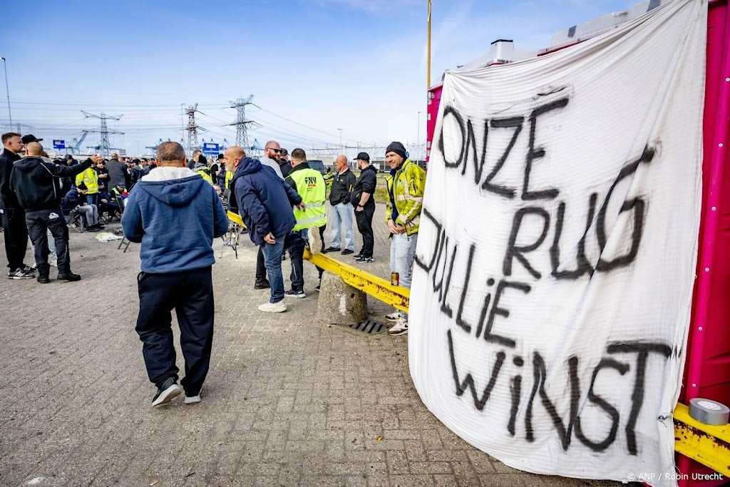 Langer hinder containerscheepvaart Rotterdam door sjordersstaking