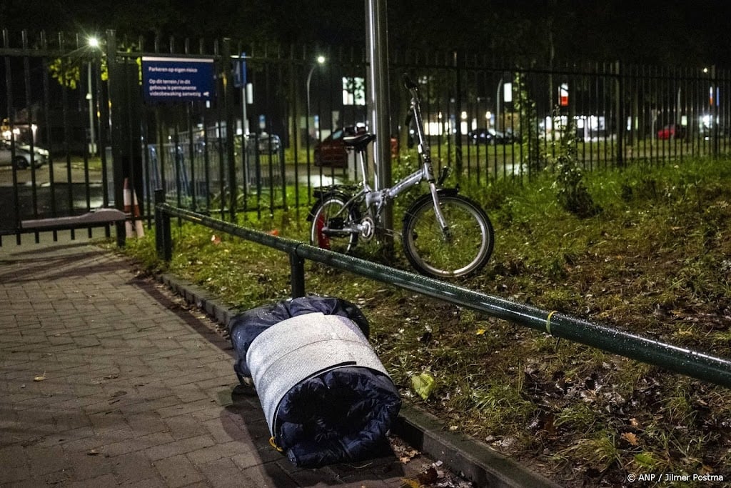 Geen asielzoekers op grasveld bij aanmeldcentrum zaterdagochtend