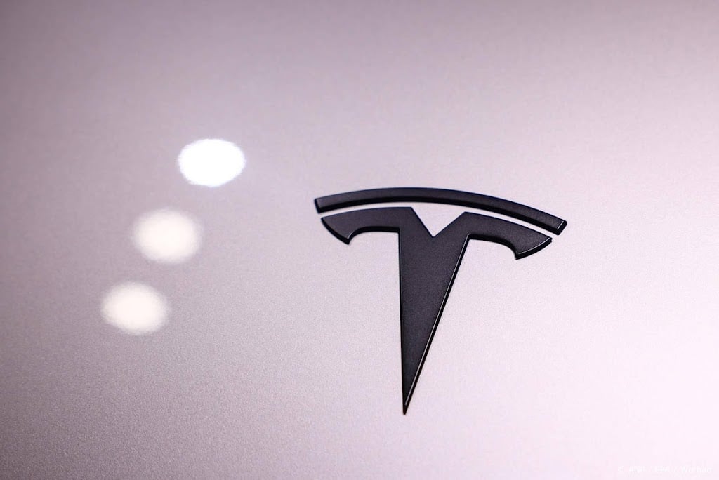Tesla geeft rijassistent in Europa een nieuwe naam na kritiek