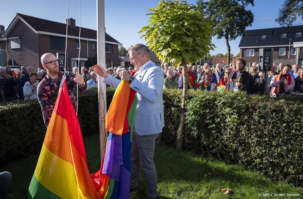 Burgemeester Oldebroek aanwezig bij hijsen regenboogvlag