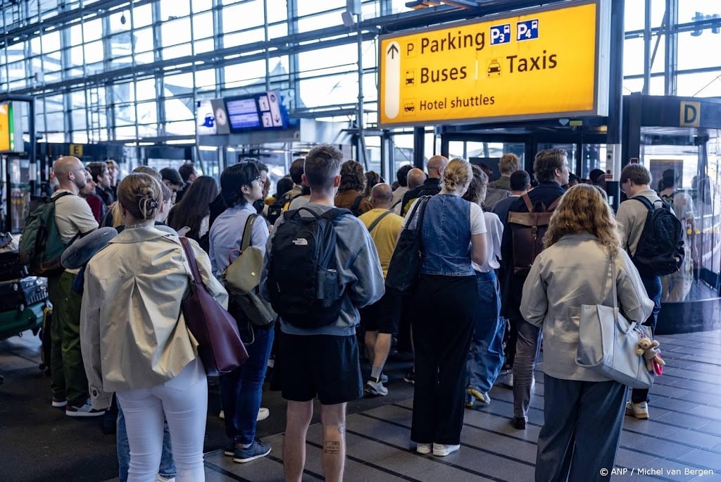 Drukte op Schiphol, amper treinen door stroom- en wisselstoring