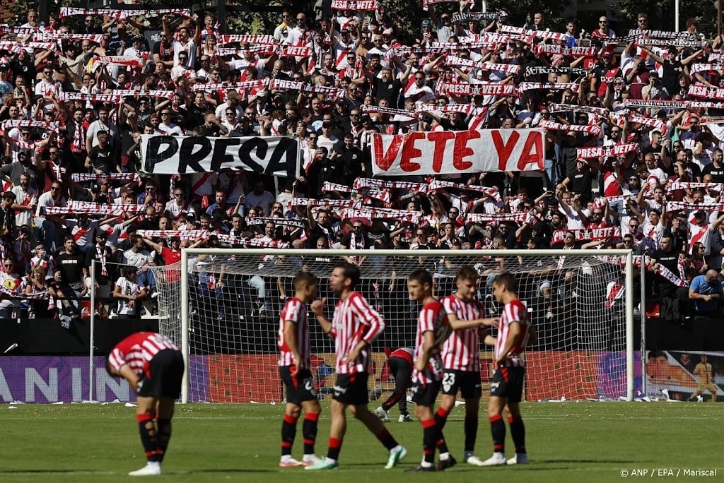 Duel Rayo Vallecano gestaakt na protesten fans tegen voorzitter