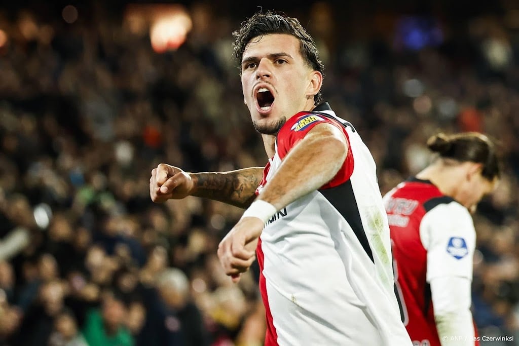 Feyenoord verslaat AZ en pakt koppositie in Eredivisie