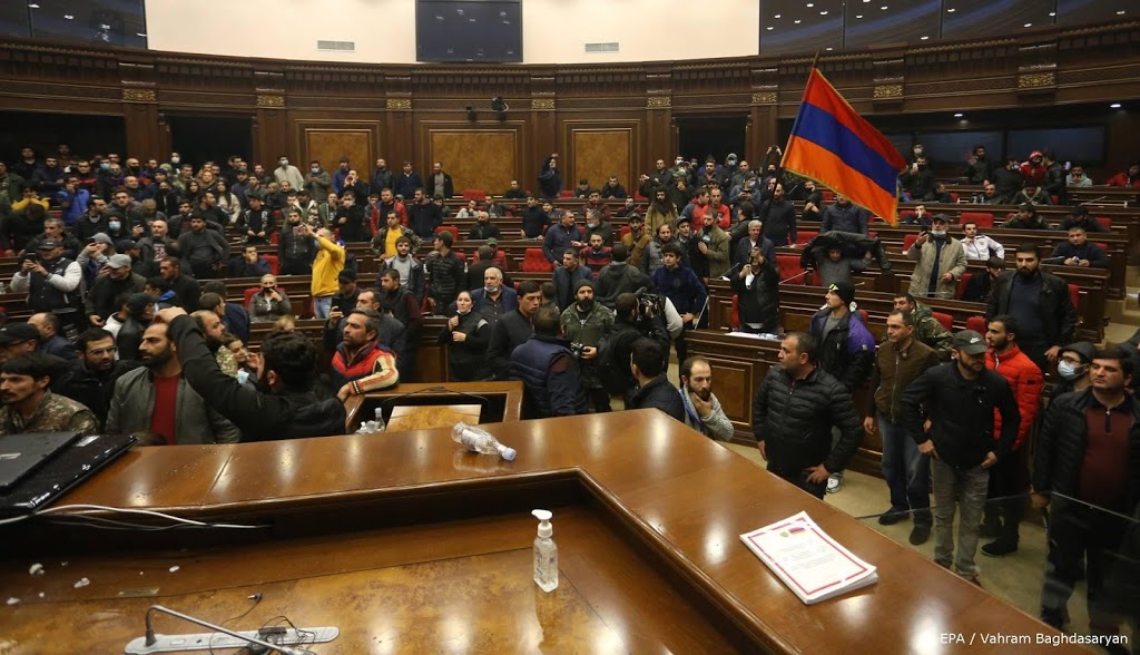 Woedende Armeniërs bestormen regeringsgebouw na vredesdeal
