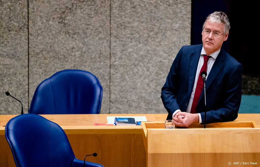 Minister Slob vindt antihomoverklaring scholen 'een brug te ver'