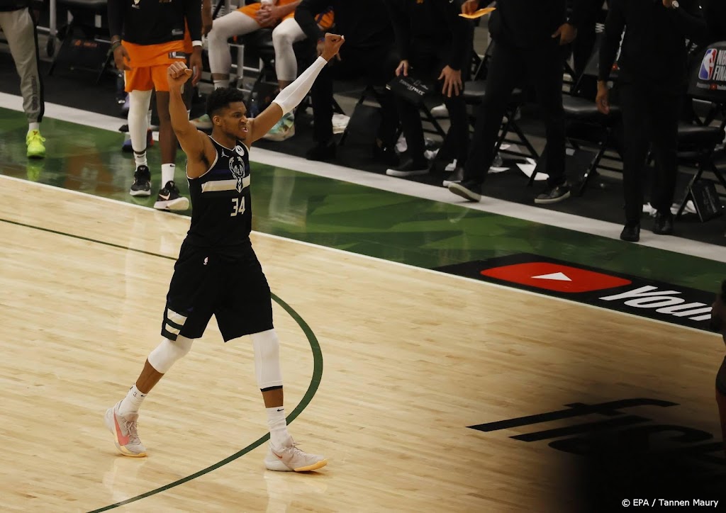 Basketballer Antetokounmpo leidt Bucks langs 76ers 