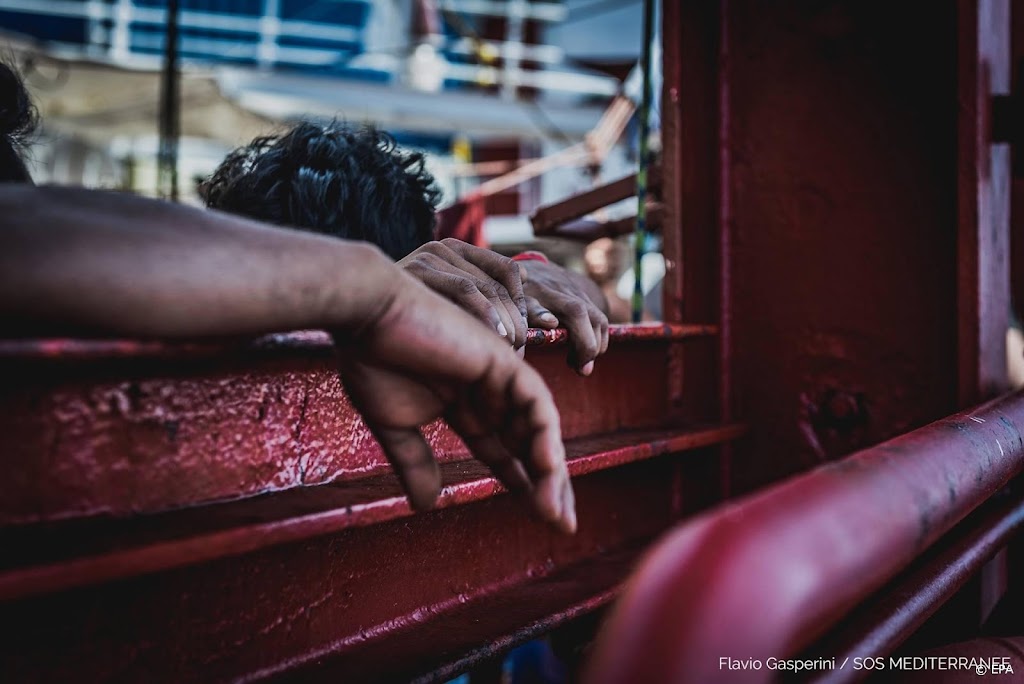 Frankrijk laat migrantenschip aanmeren in Toulon, ruzie met Rome