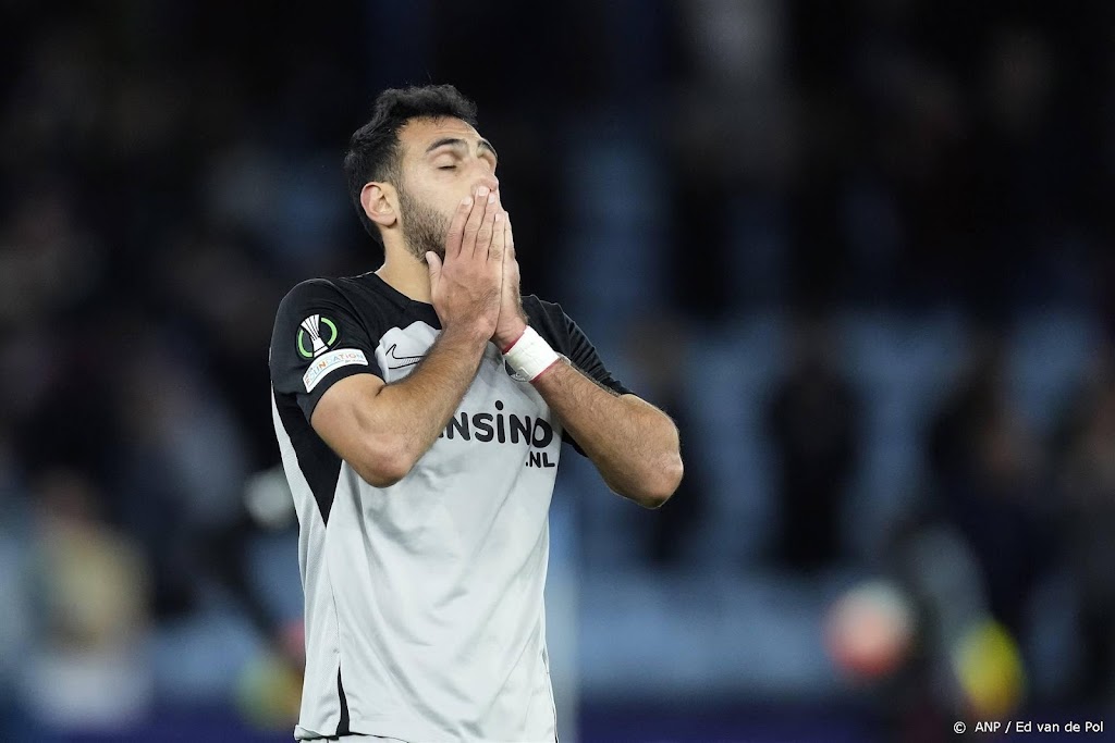 AZ gaat in slotfase onderuit bij Aston Villa en moet vrezen