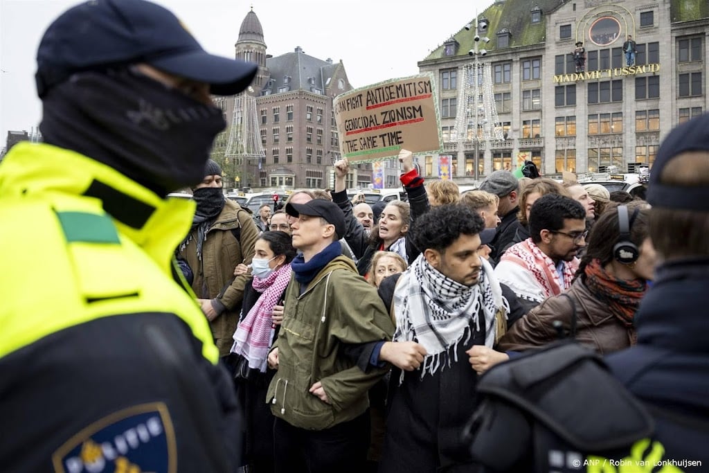Politie gaat op de Dam over tot aanhoudingen, demo is verboden