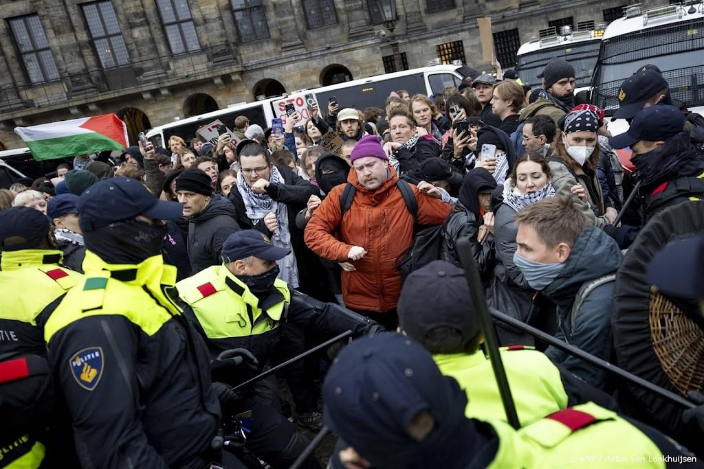 Ook demonstranten op Nieuwendijk bij Dam afgevoerd in bussen