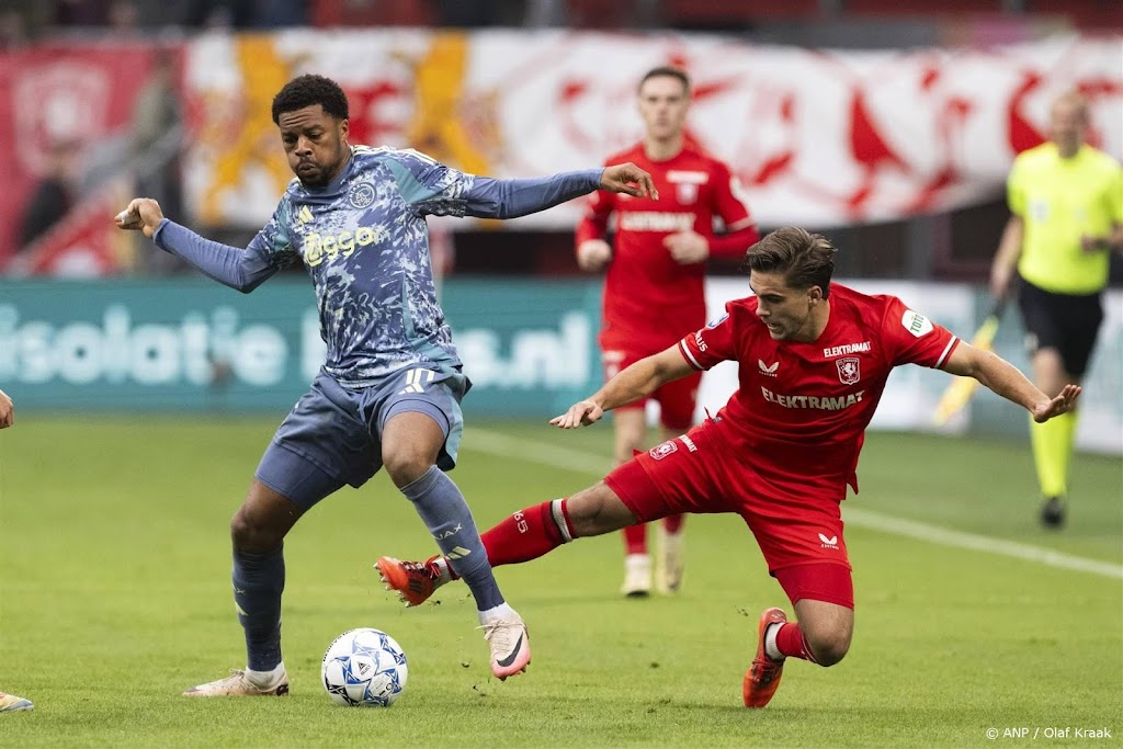 FC Twente verspeelt tweemaal voorsprong tegen Ajax    