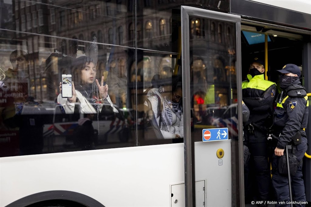 Honderden mensen met bussen van Dam afgevoerd na verboden protest